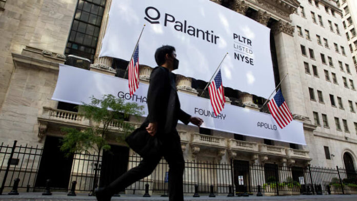 palantir yoy 1.53b